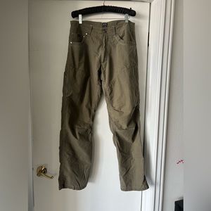 Kühl Mens Cotton-Blend Hiking/Work Pant with Patented Vented Crotch and Knees.